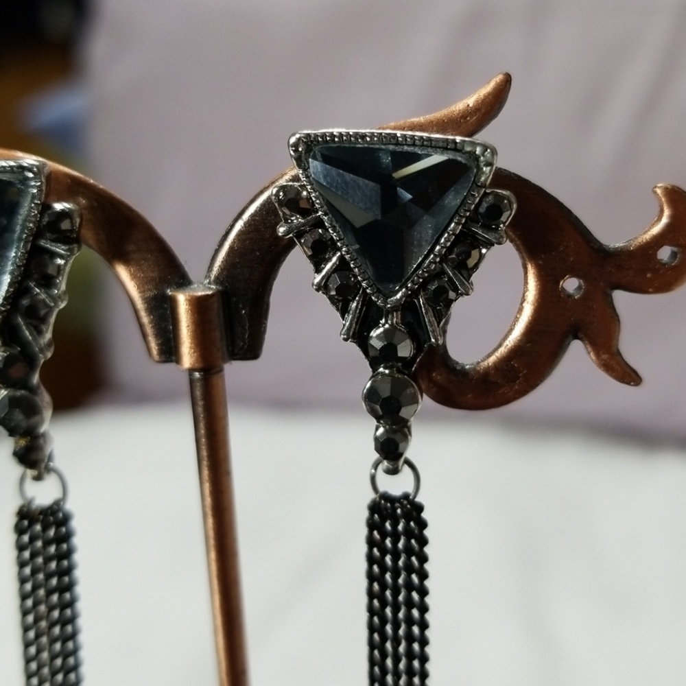 Triangle chain earring - Picture 2 of 3